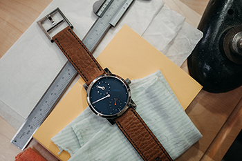 Uhrrad 01 blue liegt auf Arbeitsmaterial